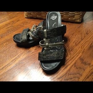 Abeo sandals, black metallic sz 8 - EUC